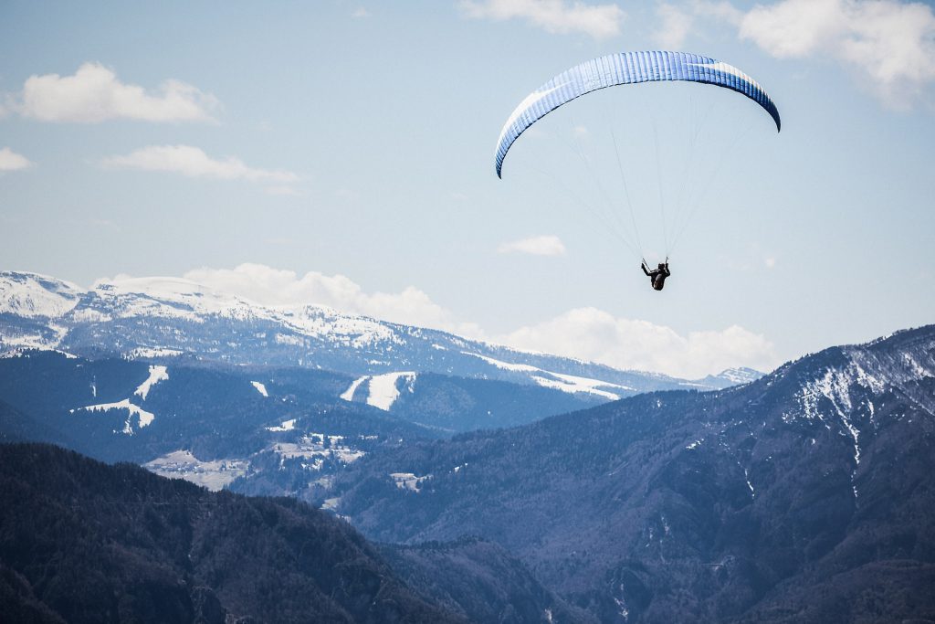 lot nad alpami skoczka na spadochronie