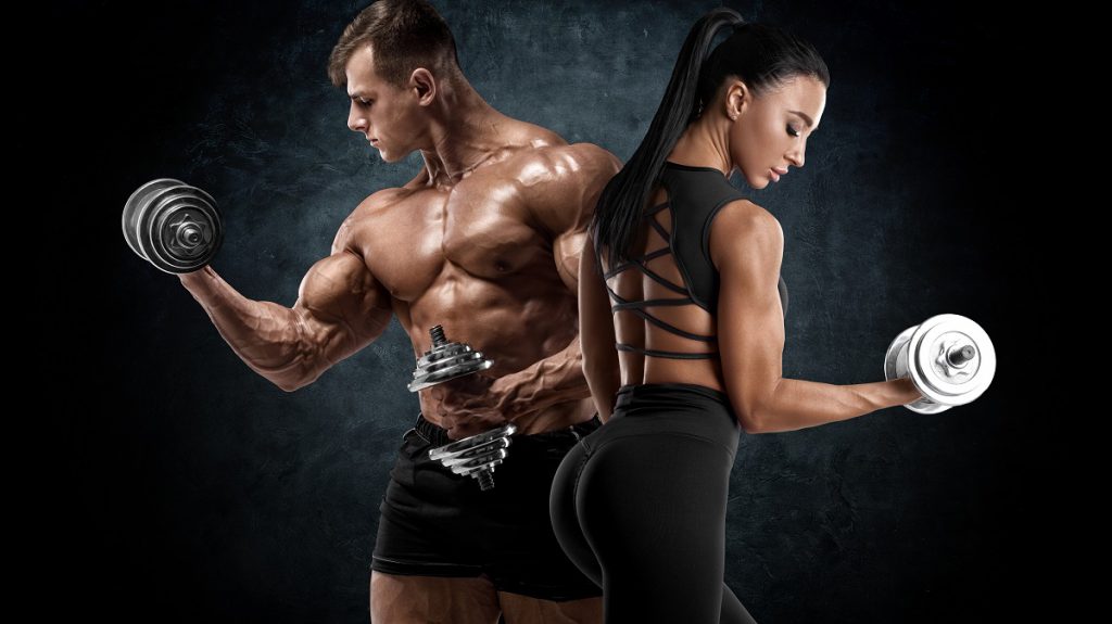 Sportowy trening para z hantlami. Muskularny mężczyzna i kobieta pokazując mięśnie